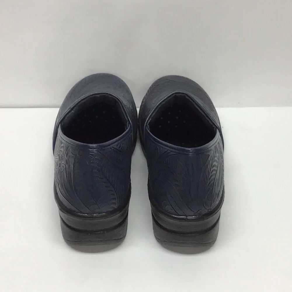 Easy Works by Easy Street NWOT navy blue embossed clogs size 9.5M - Picture 3 of 7